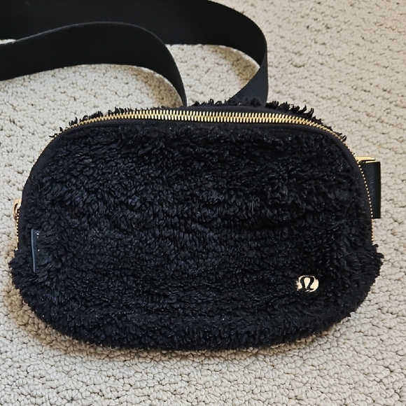 Lululemon Sherpa Fanny - Picture 1 of 4